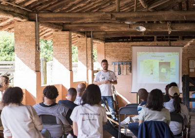 Apresentação sobre Restauração Florestal em propriedades rurais para produtores rurais e técnicos, em Unidade Demonstrativa do Projeto, localizada em Piracaia (SP) - Crédito: Tiago Baccarin / Estúdio Garagem