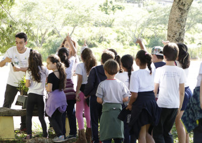 Equipe de Educação Ambiental do Projeto Semeando Água distribui mudas de árvores nativas para crianças do Ensino Fundamental em Piracaia (SP) realizarem plantio em espaço público