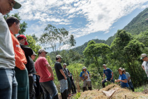 Implementação de Agrofloresta em propriedade rural localizada em Nazaré Paulista com a participação de funcionários de empresas das regiões provedora e beneficiada pela água do Sistema Cantareira - Crédito: Ilana Bar / Estúdio Garagem
