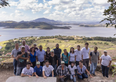 Produtores rurais, técnicos e equipe do Projeto Semeando Água durante capacitação em Bragança Paulista (SP). O reservatório ao fundo é o Jaguari, um dos cinco que compõem o Sistema Cantareira - Crédito: Tiago Baccarin / Estúdio Garagem