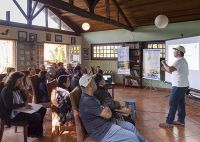 Apresentação sobre os benefícios do Manejo da Pastagem Ecológica, em Unidade Demonstrativa do Projeto, localizada em Bragança Paulista. (SP) - Crédito: Tiago Baccarin / Estúdio Garagem
