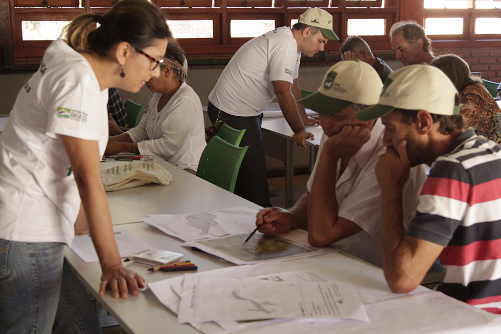 Produtores rurais iniciam o planejamento da propriedade com orientações da equipe do Projeto durante curso para produtores do sul de Minas de Gerais