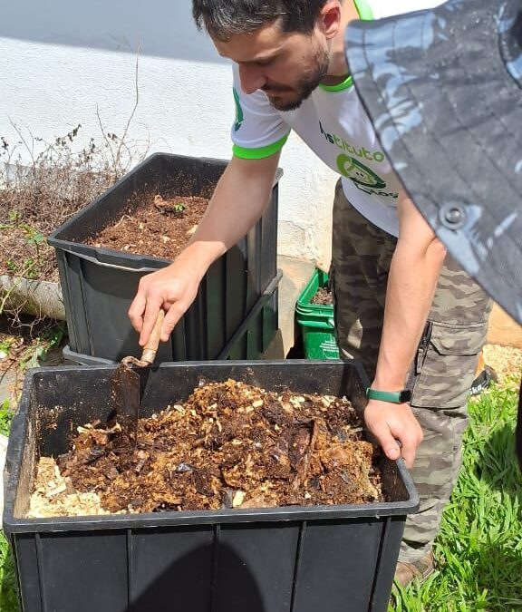 Oficina ajuda população a entender sobre compostagem, prática que contribui para reduzir as emissões de gases de efeito estufa